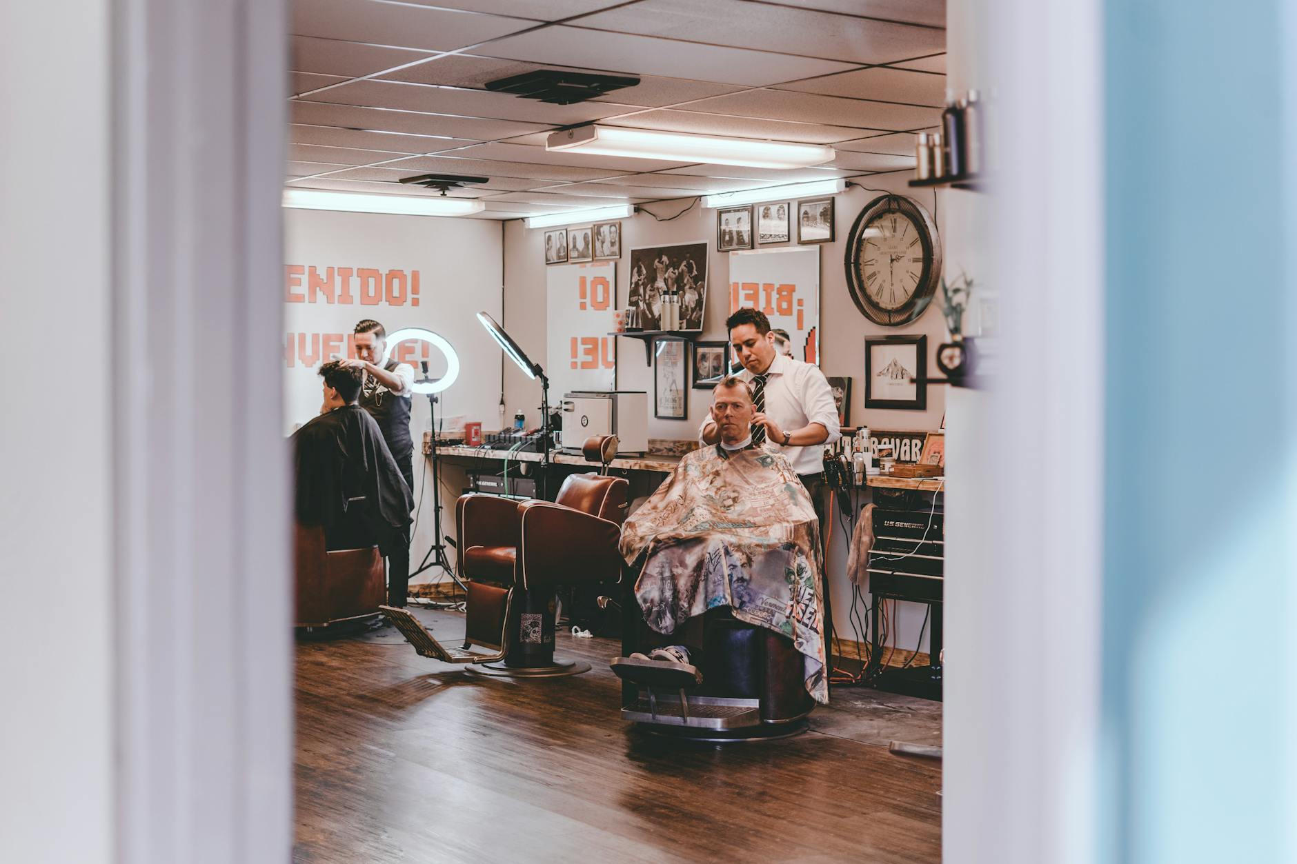 Interior del salón StyleCut barbería en Elche